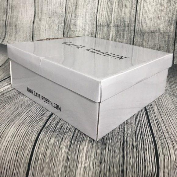 Cape Robbin Golden Velvet Block Heel Sandals NIB - Picture 8 of 8